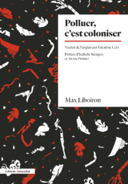 Couverture Polluer, c'est coloniser. Motif blanc, orange et brun foncé, représentant des petits morceaux de plastique.